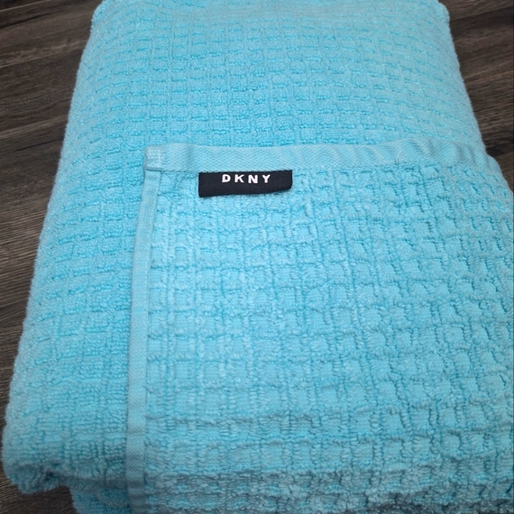 DKNY Towel Set